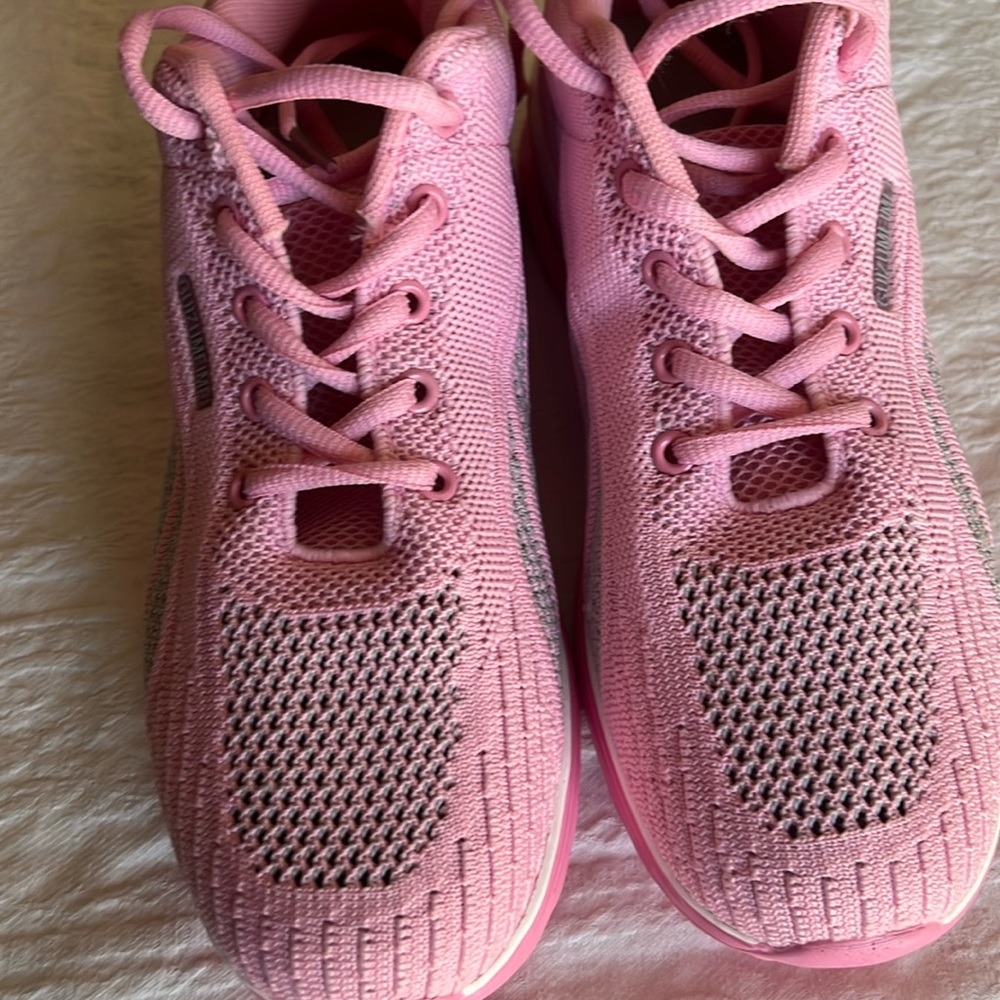 WomenStylish / Casual /Athletic Pink& Gray Accents! Brand New Size 9 US Euro 40